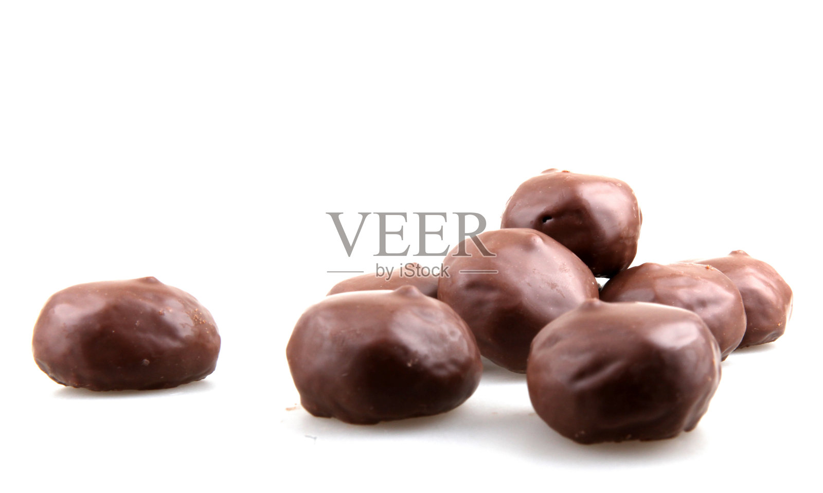 堆放在白色背景上的巧克力糖果照片摄影图片