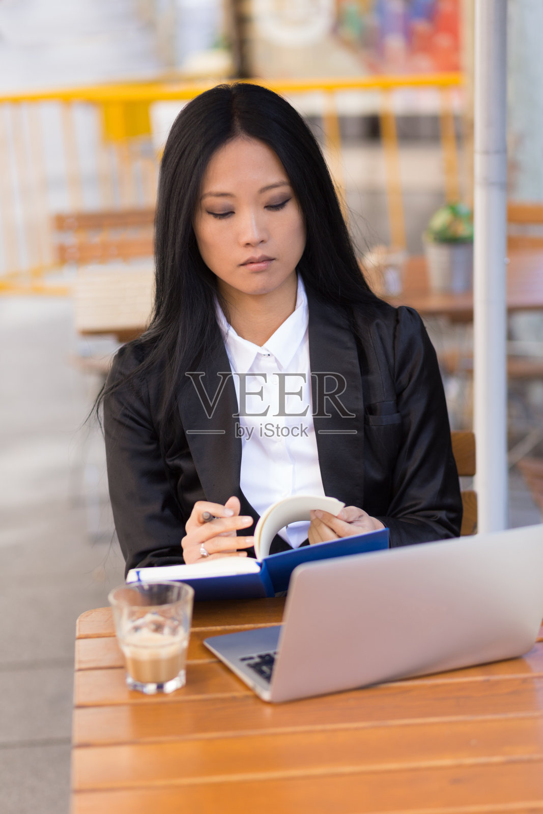 亚洲中年女商人在咖啡桌旁工作照片摄影图片