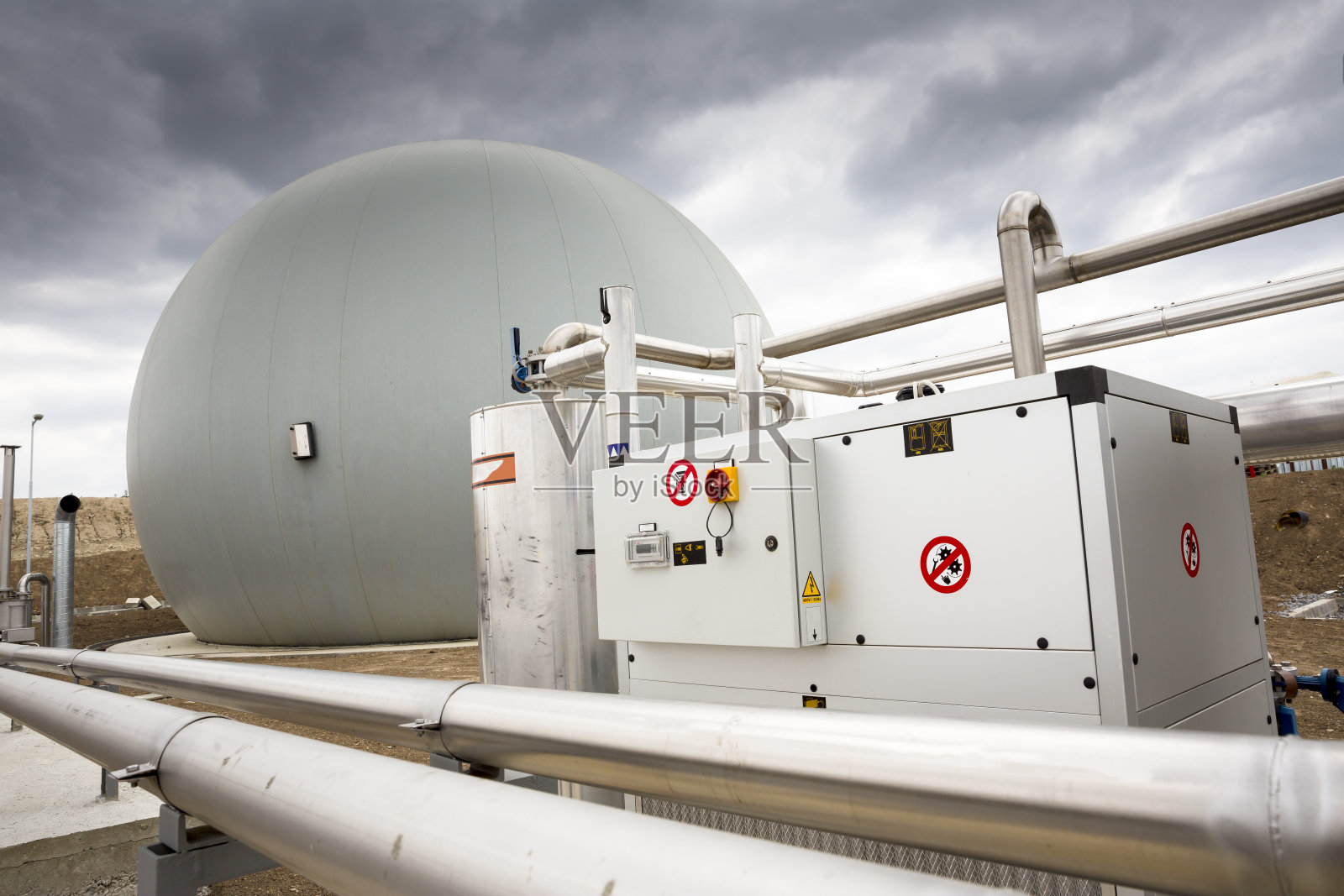 废水处理设施气罐照片摄影图片