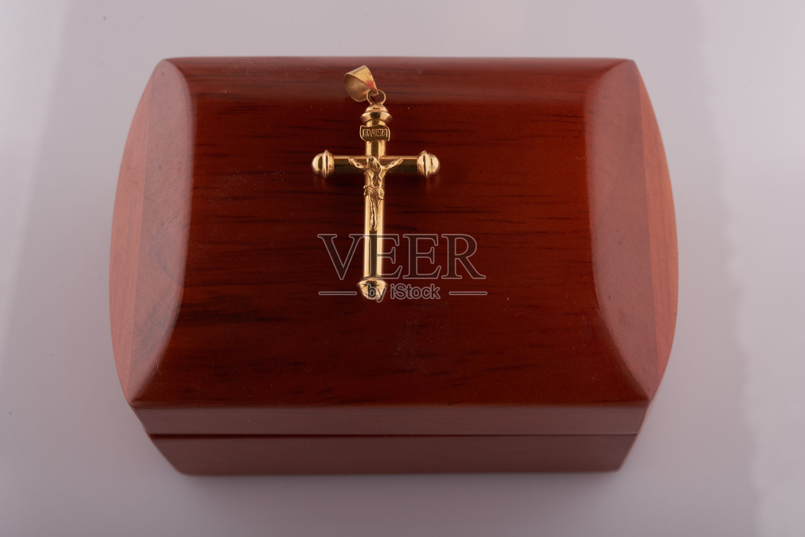 黄金十字顶部的一个木制箱子接近顶部照片摄影图片