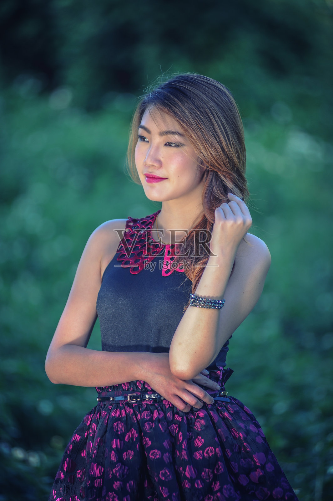 亚洲年轻女子穿着现代服装的肖像照片摄影图片