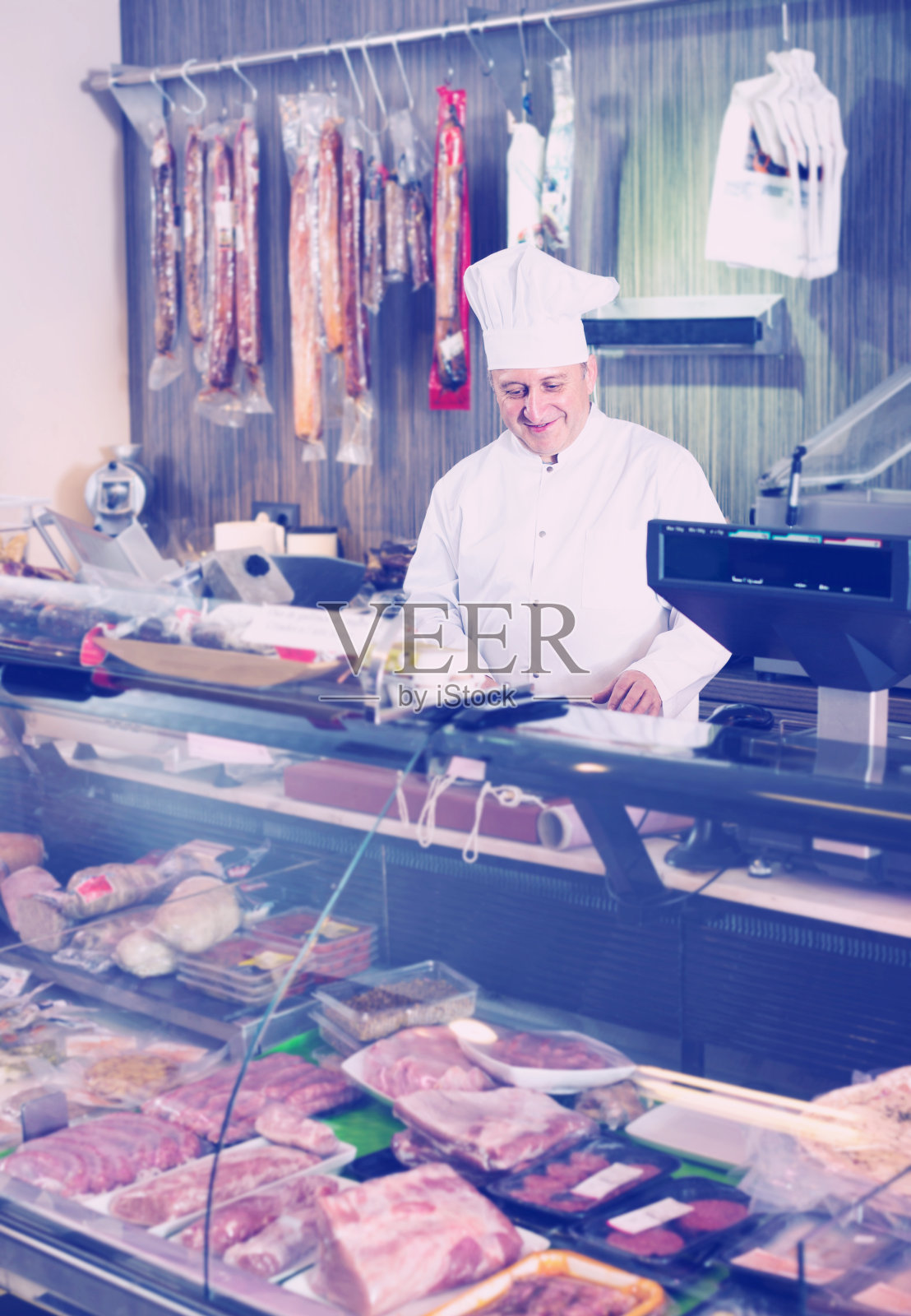 柜台上卖香肠的屠夫照片摄影图片