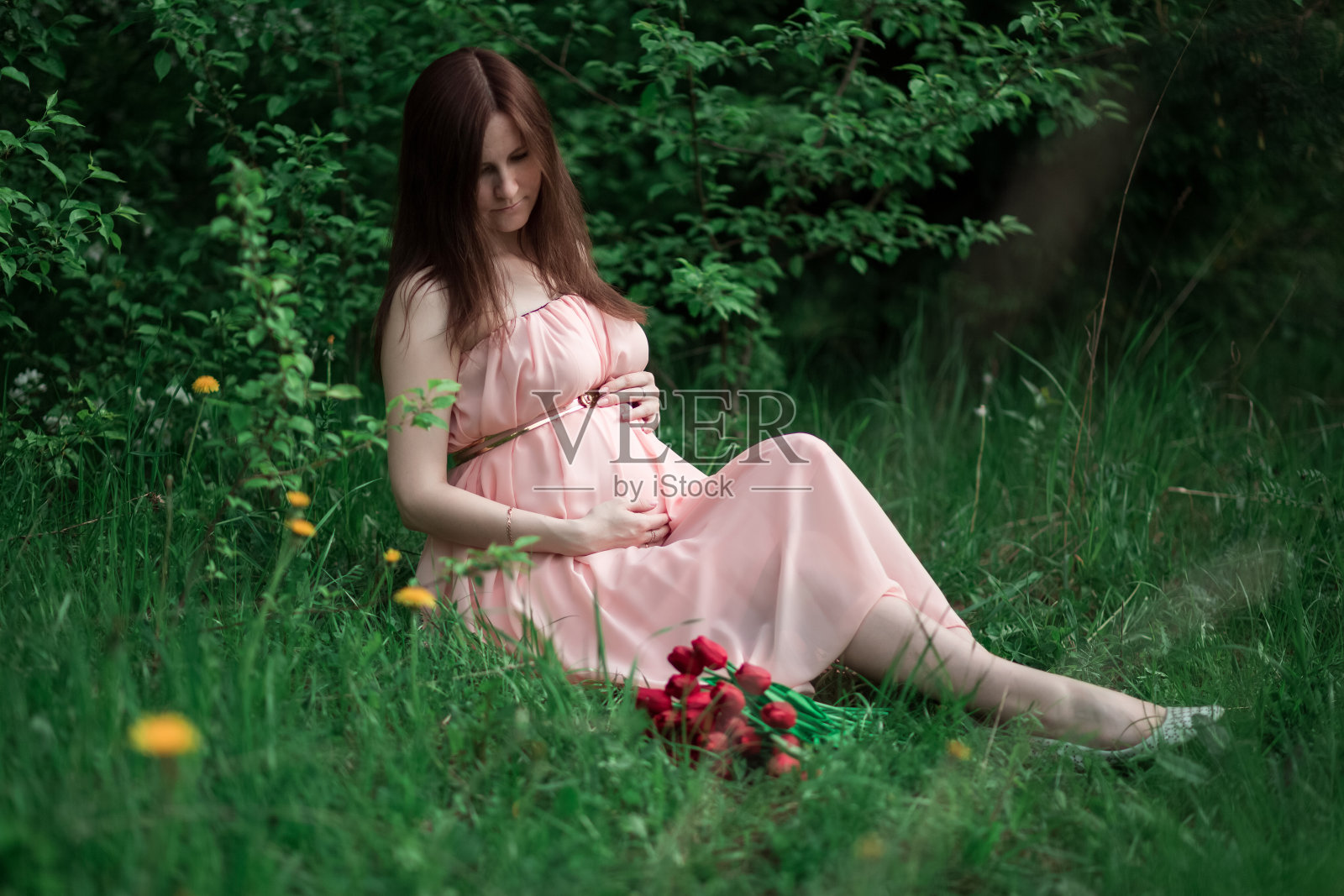 怀孕的年轻女士照片摄影图片