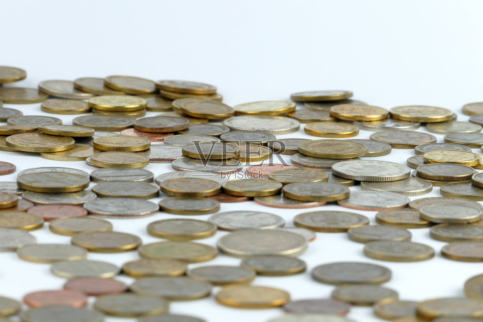 在白色背景上孤立的硬币堆照片摄影图片