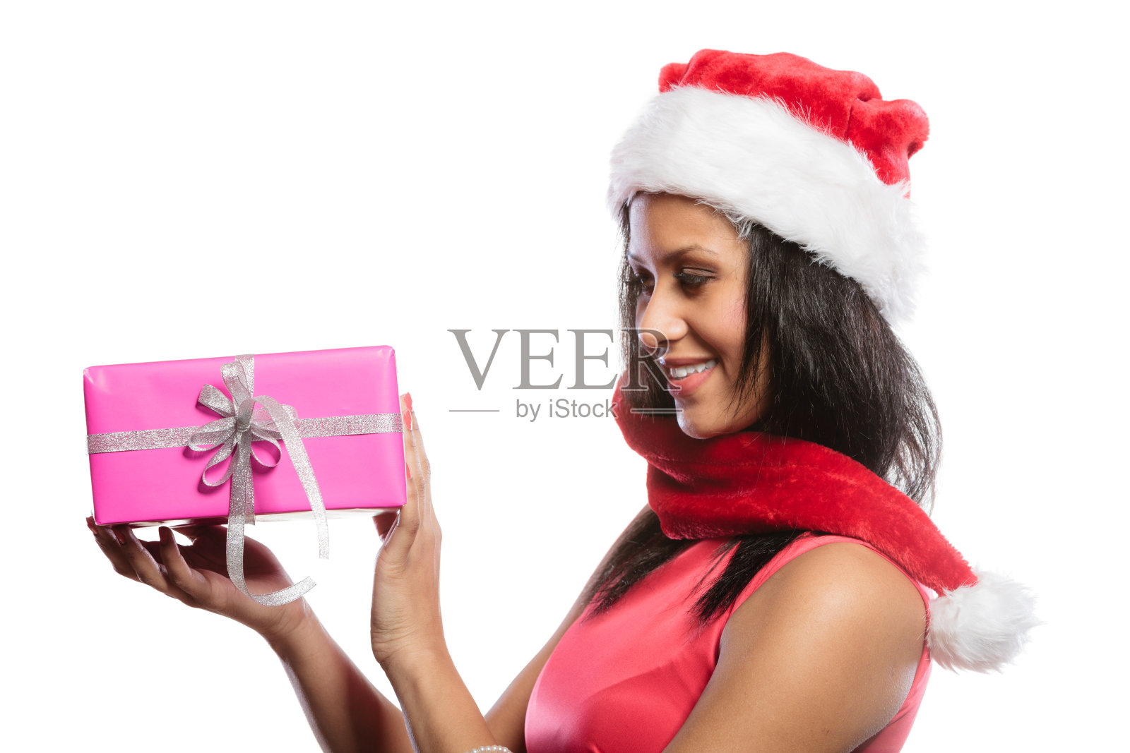 女孩混合种族圣诞老人的帽子与礼盒照片摄影图片