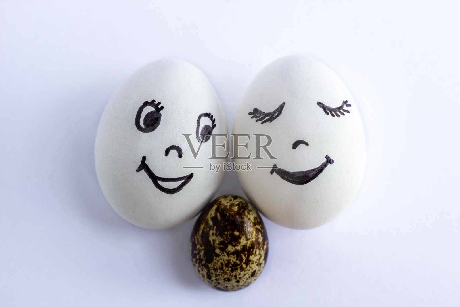 滑稽的鸡蛋模仿一个有宝宝的幸福家庭照片摄影图片