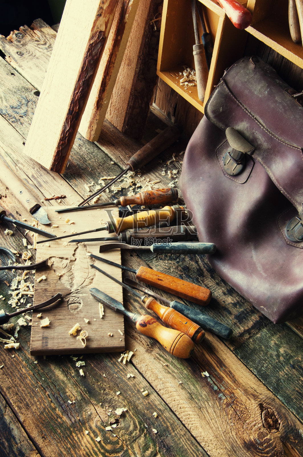 传统木工作坊里的凿子和木雕照片摄影图片