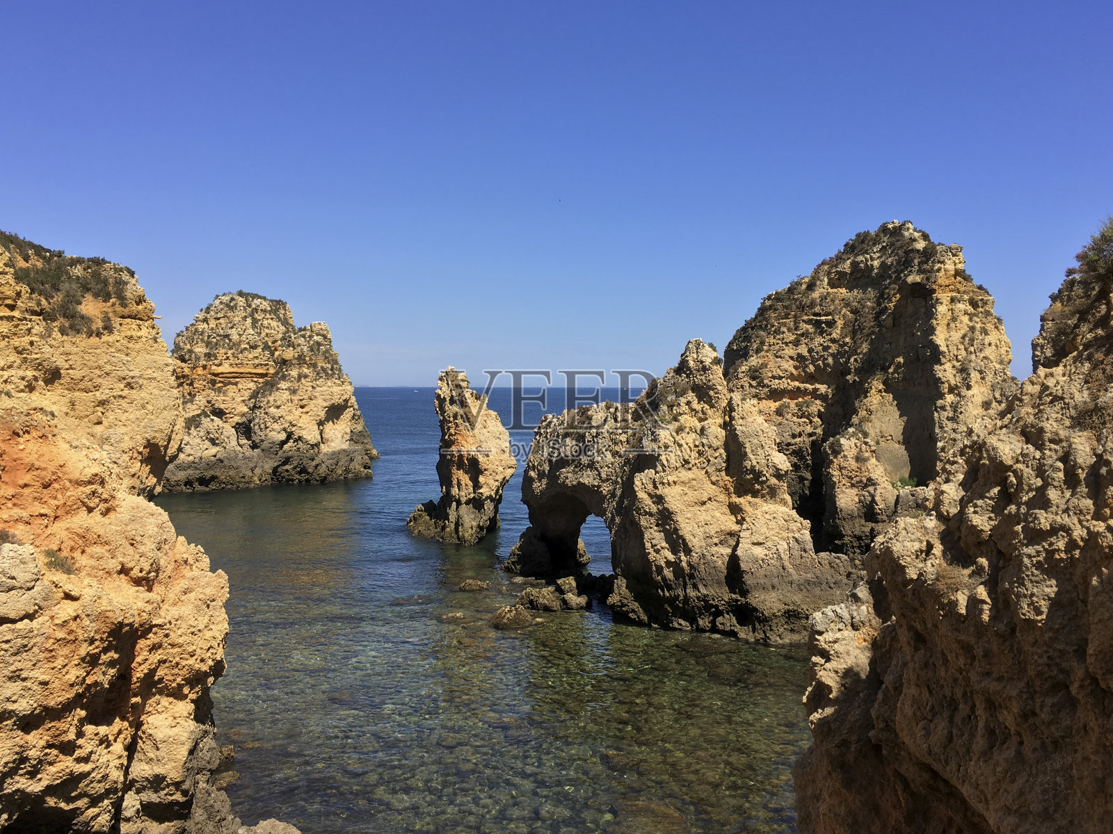 被低潮包围的岩石露头照片摄影图片