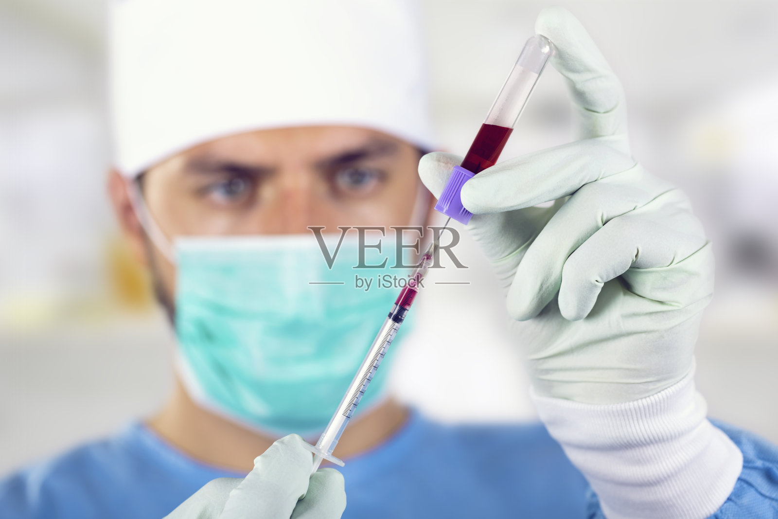 血液分析-医生用注射器对着脸照片摄影图片