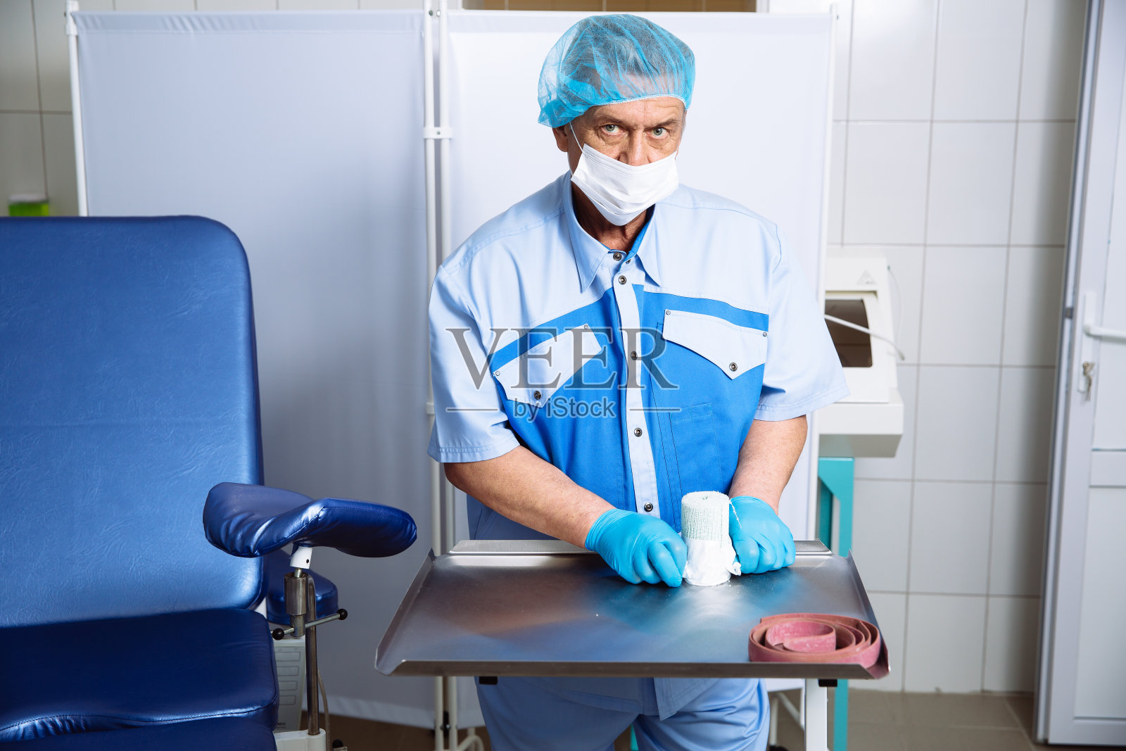 医生在手术室使用医疗工具。的概念照片摄影图片