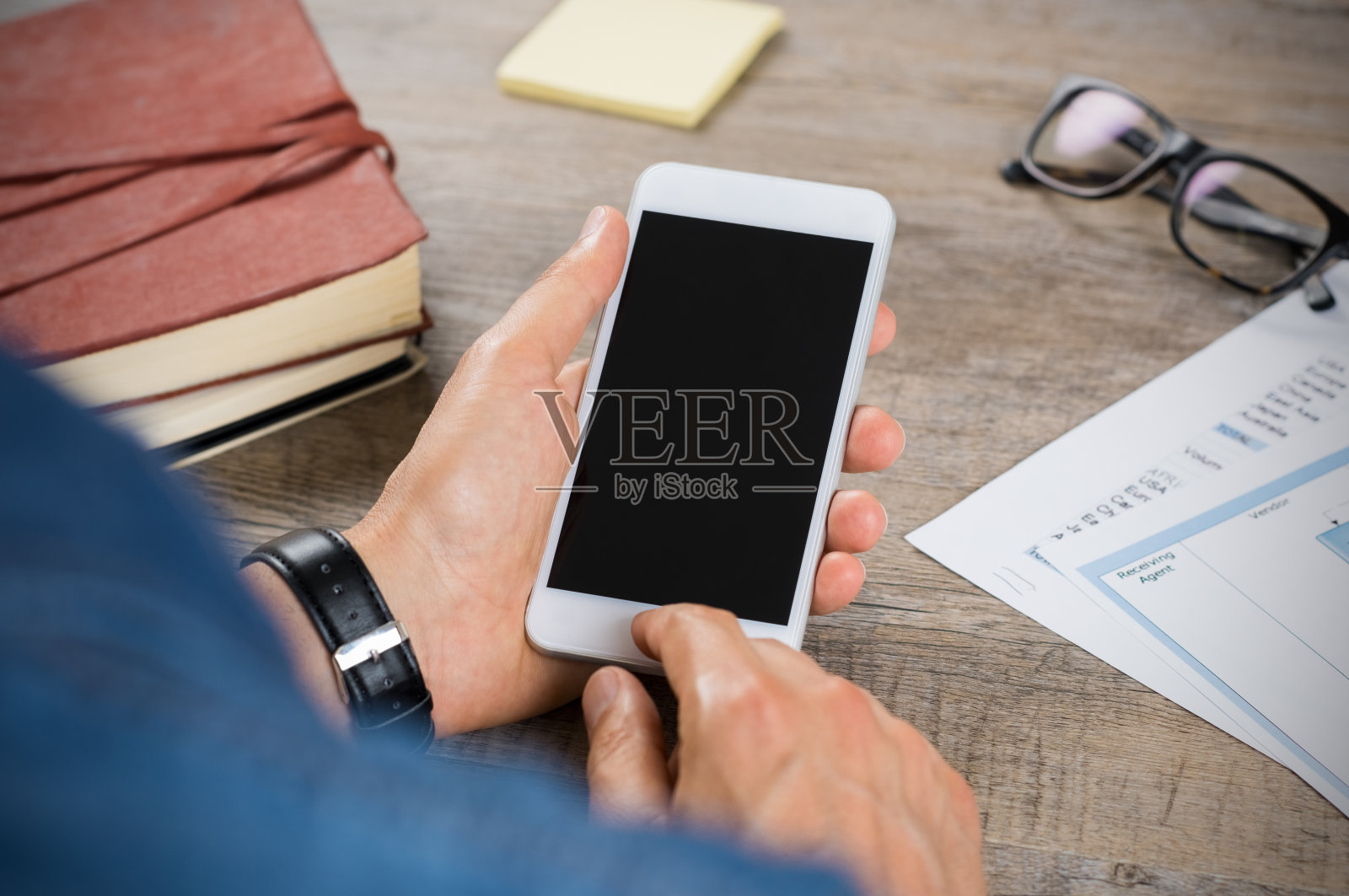 男人打电话发短信照片摄影图片