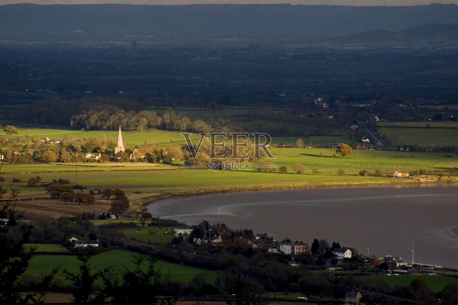 阳光下的教堂尖顶照片摄影图片