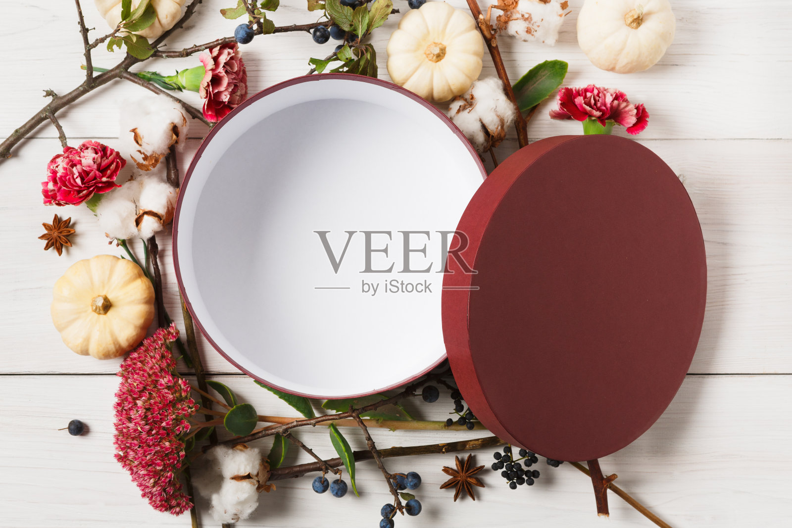 秋季干花组成与礼物盒上白木照片摄影图片