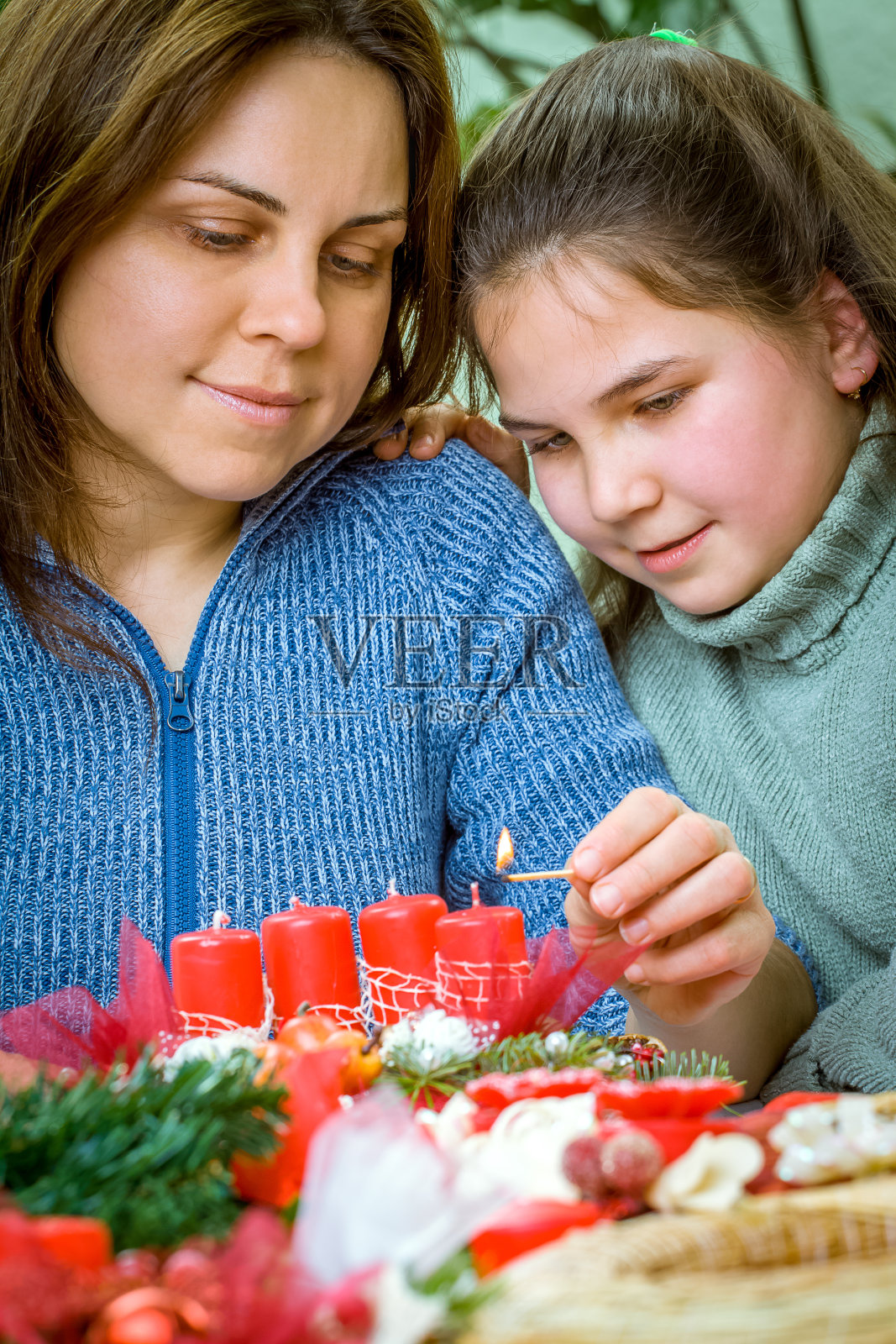 快乐的年轻家庭为降临节做准备，圣诞节假期照片摄影图片