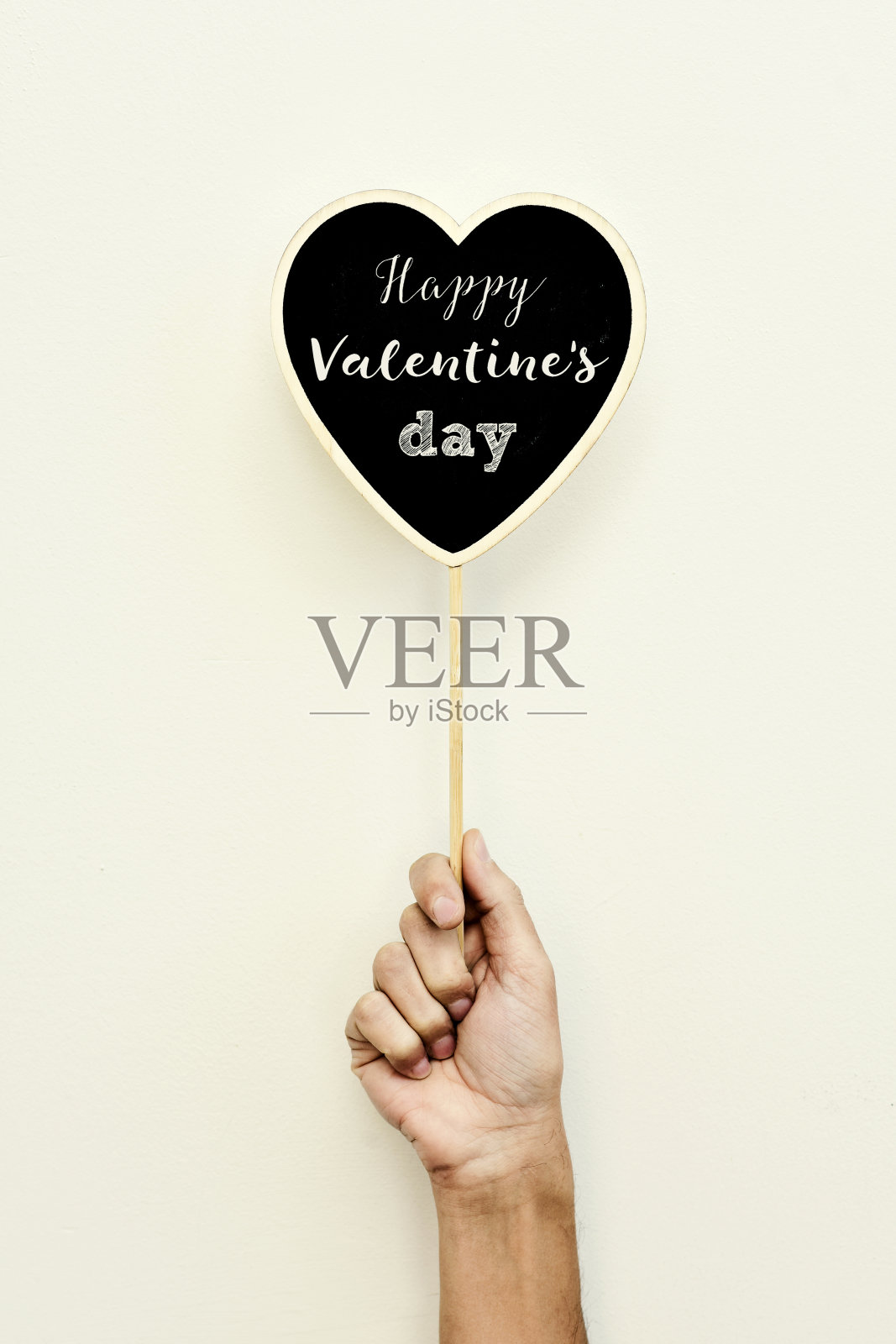 在心形的招牌上发短信，祝你情人节快乐照片摄影图片