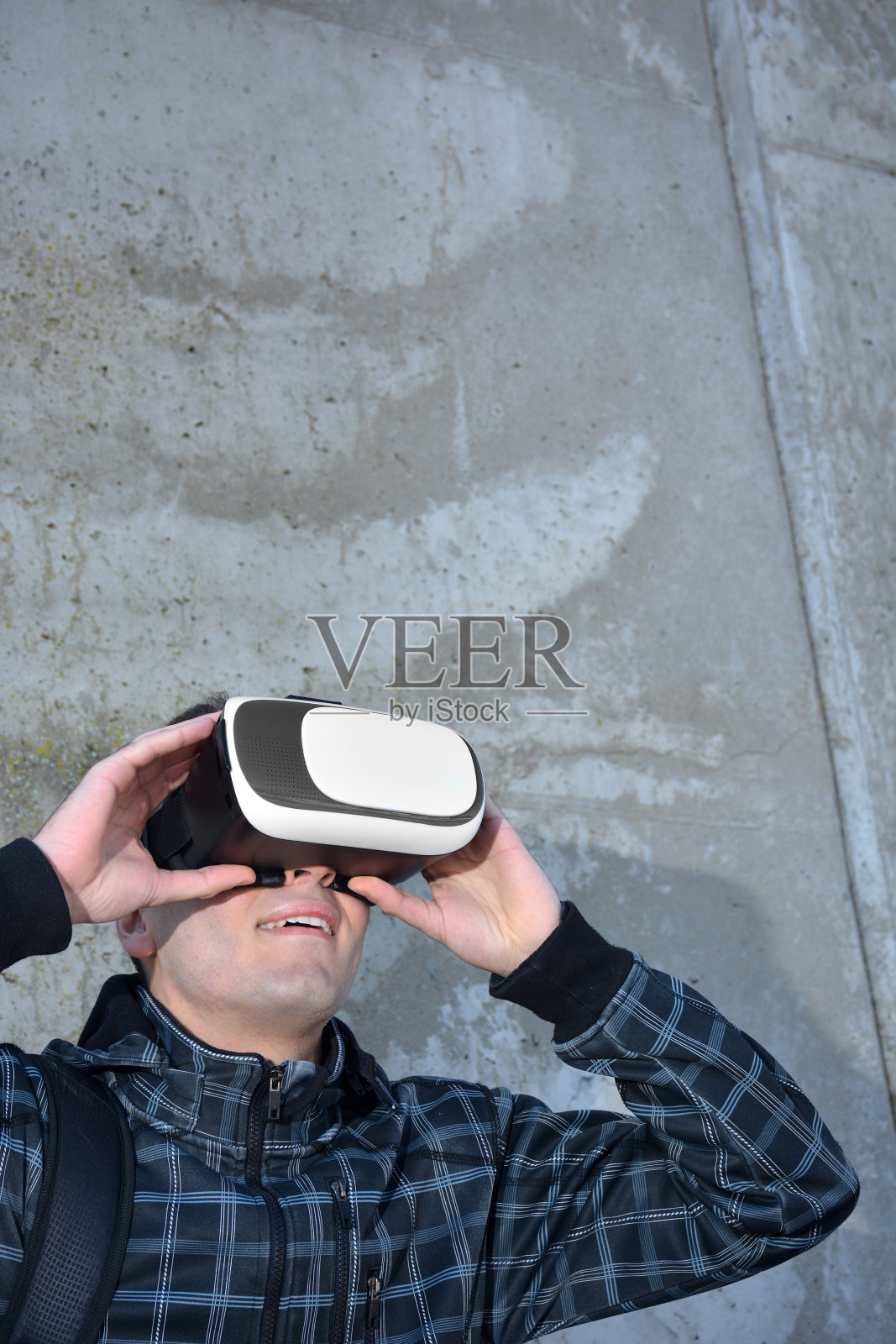 青少年玩眼镜的现实虚拟照片摄影图片