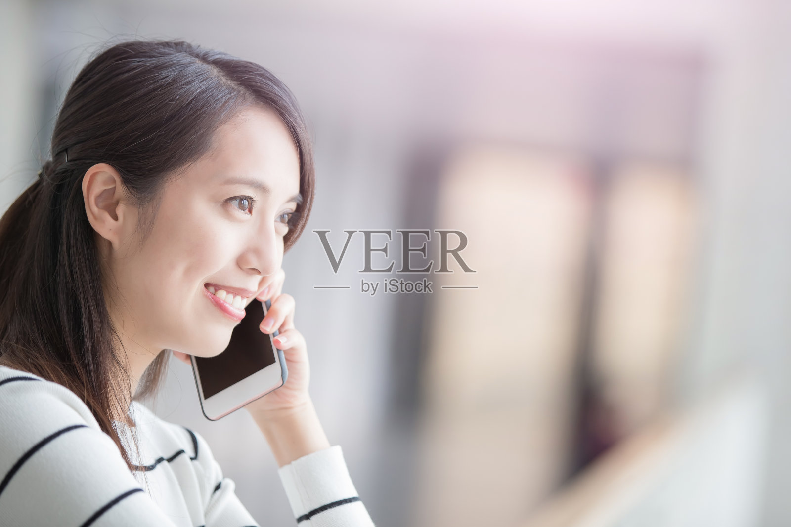 美女在电话里聊天照片摄影图片