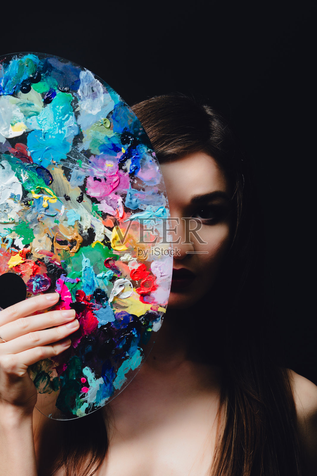 迷人的年轻女艺术家是一个调色板照片摄影图片
