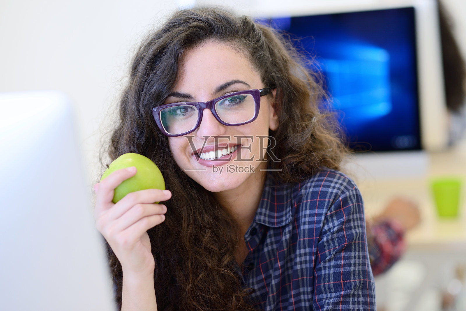 创业公司，软件开发人员在现代办公室的电脑上工作照片摄影图片