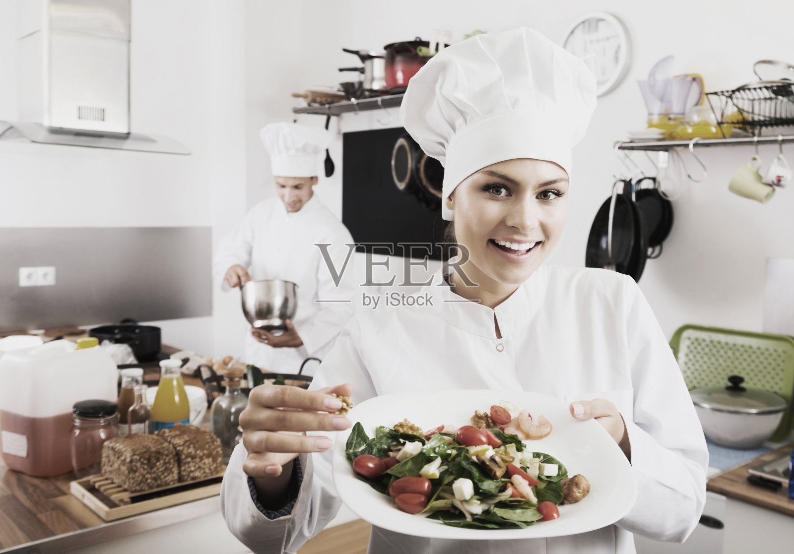 女厨师正在上新鲜的沙拉照片摄影图片
