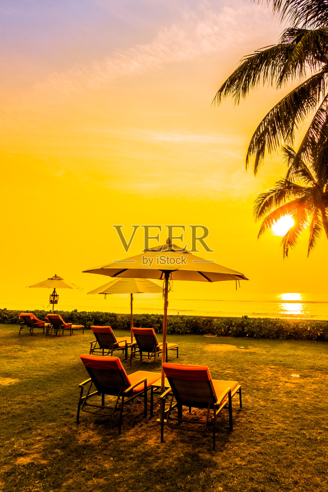 黄昏时分的雨伞和椅子照片摄影图片