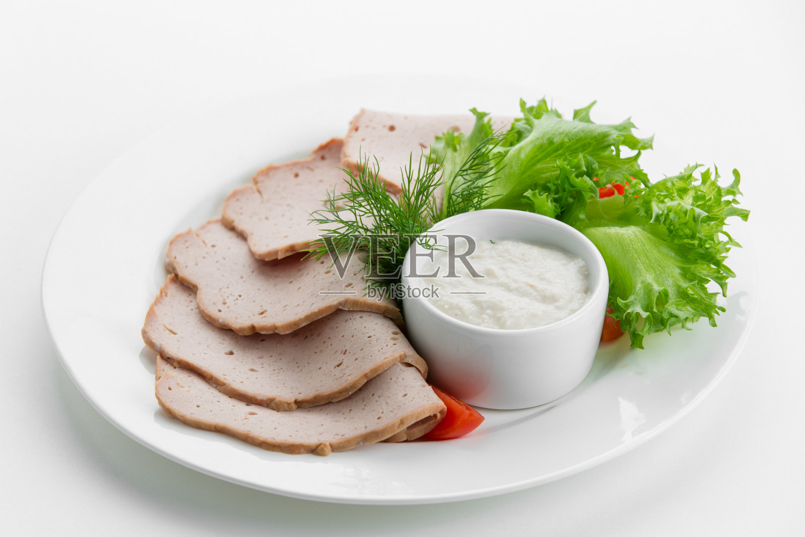 切片肉，高原火腿，酱汁和沙拉在白色照片摄影图片