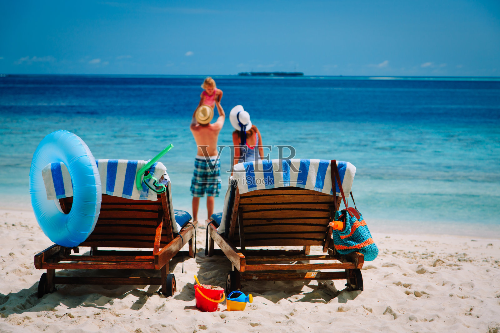 热带海滩上的幸福家庭和小孩照片摄影图片