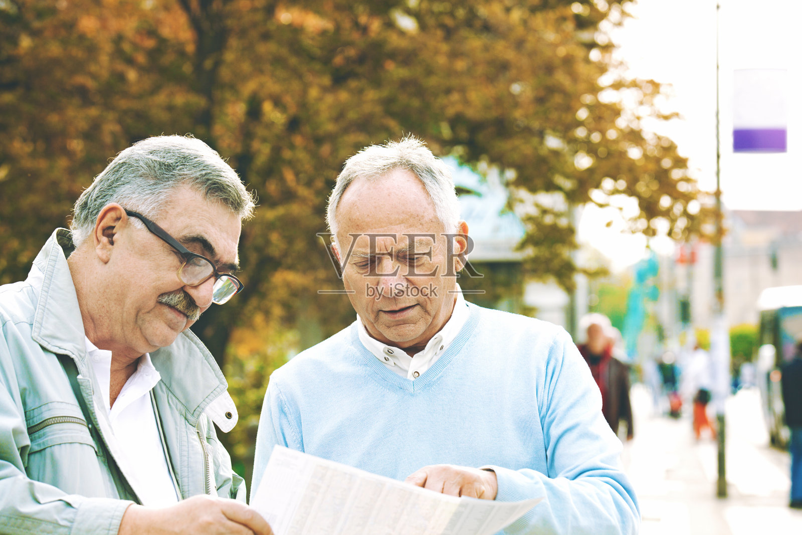老年游客在外享受照片摄影图片