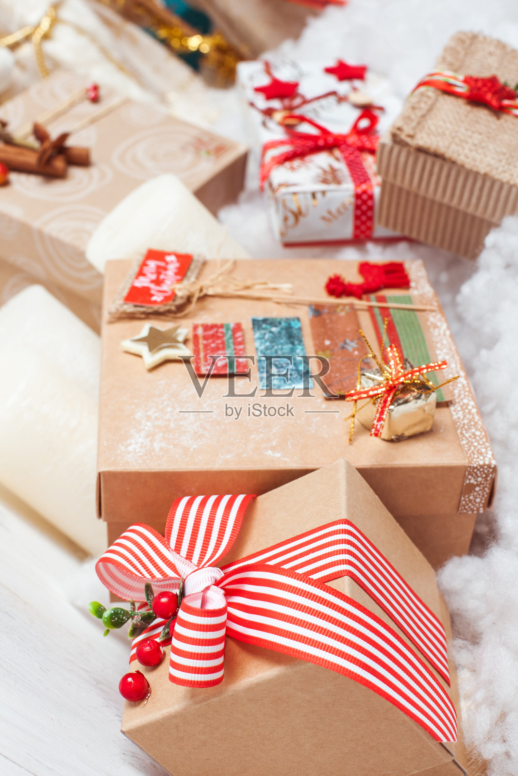 圣诞树旁的圣诞礼物照片摄影图片