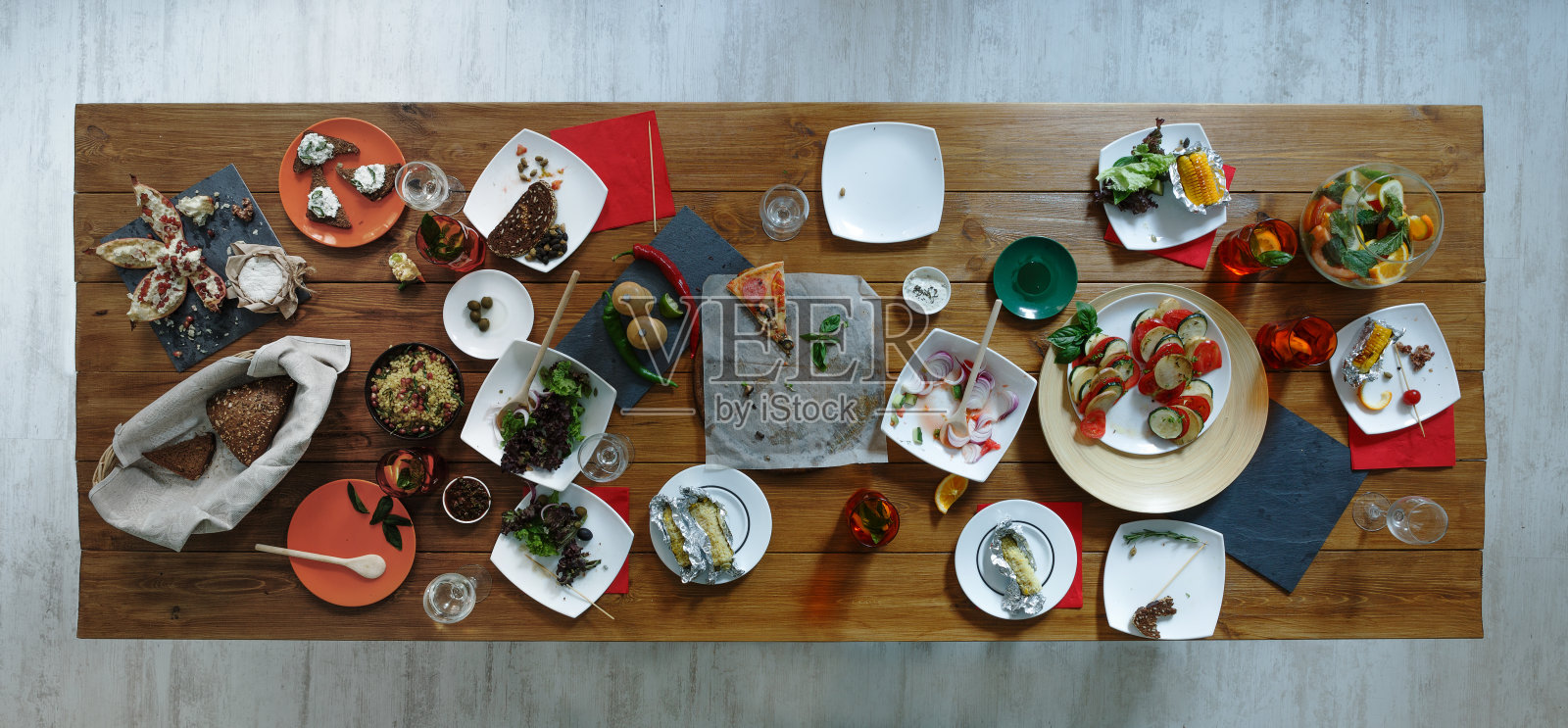 在聚会。餐桌上的食物浪费照片摄影图片