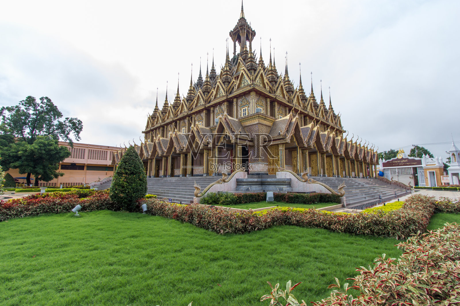 城堡黄金，Wat Tha Sung, Uthai Thani，泰国。照片摄影图片