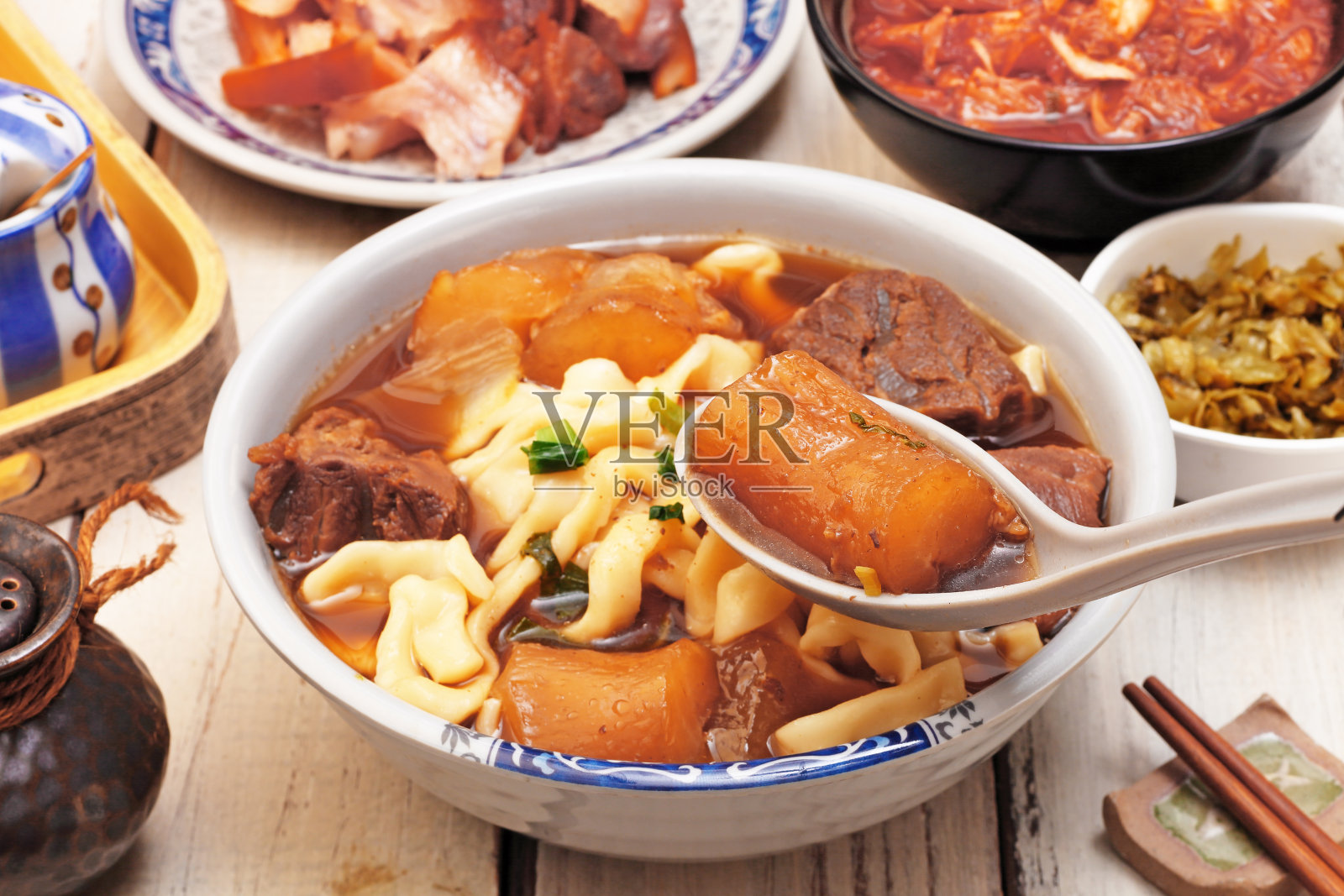 炖牛肉面条照片摄影图片