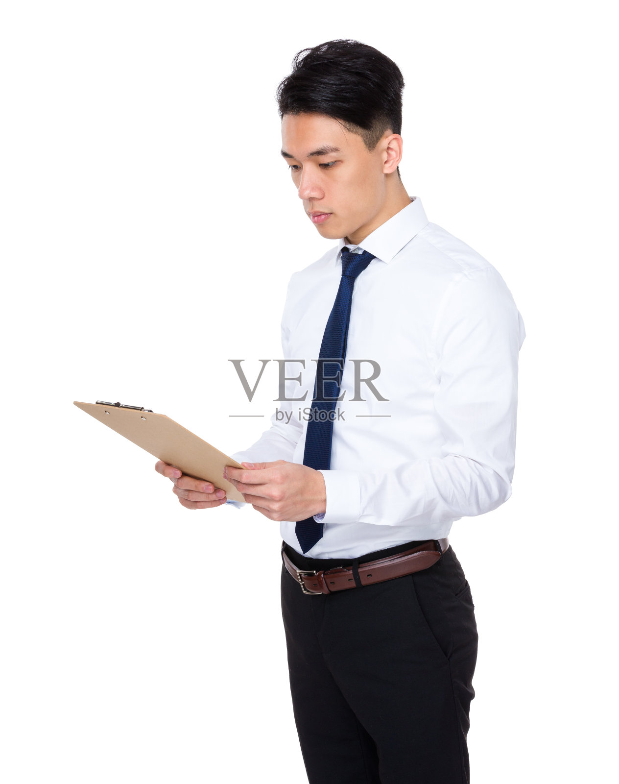 拿着剪贴板的年轻商人照片摄影图片