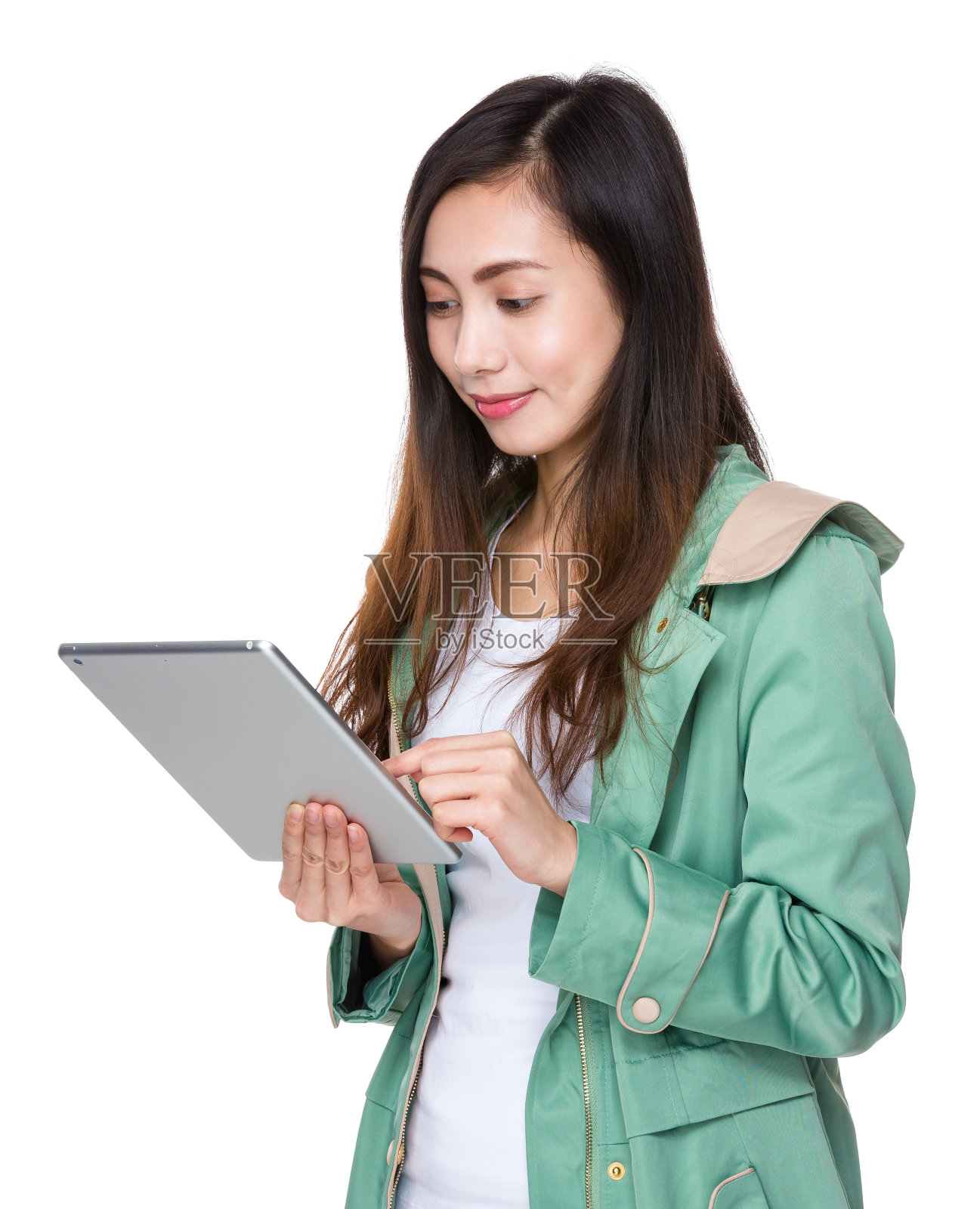 亚洲年轻女子拿着平板电脑照片摄影图片