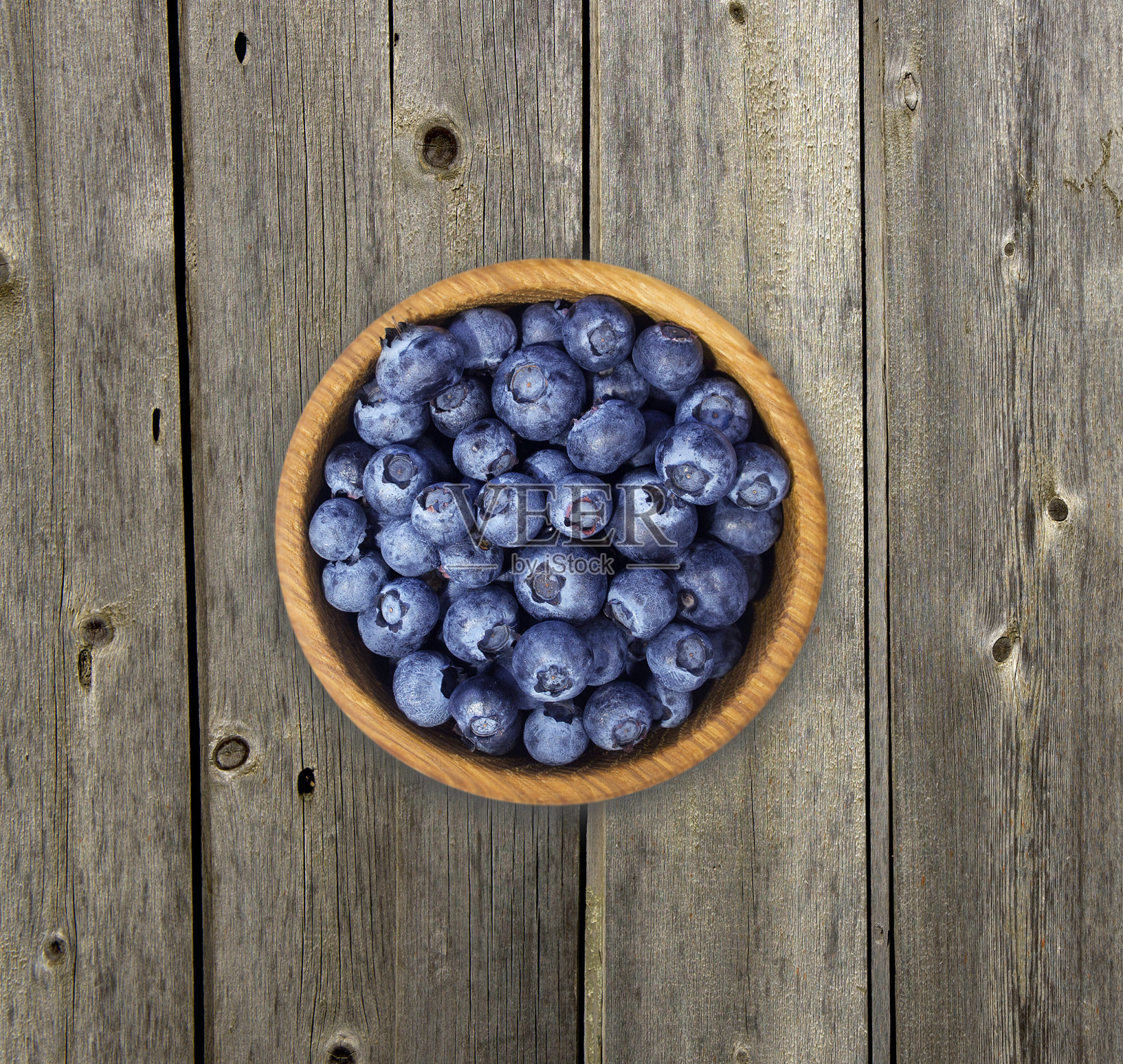 木碗里的蓝莓。前视图。照片摄影图片