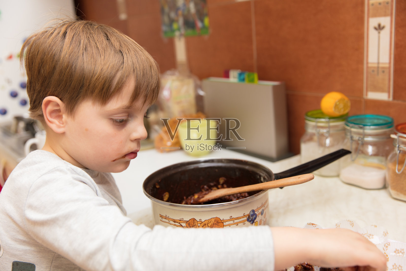 小男孩在做饼干照片摄影图片