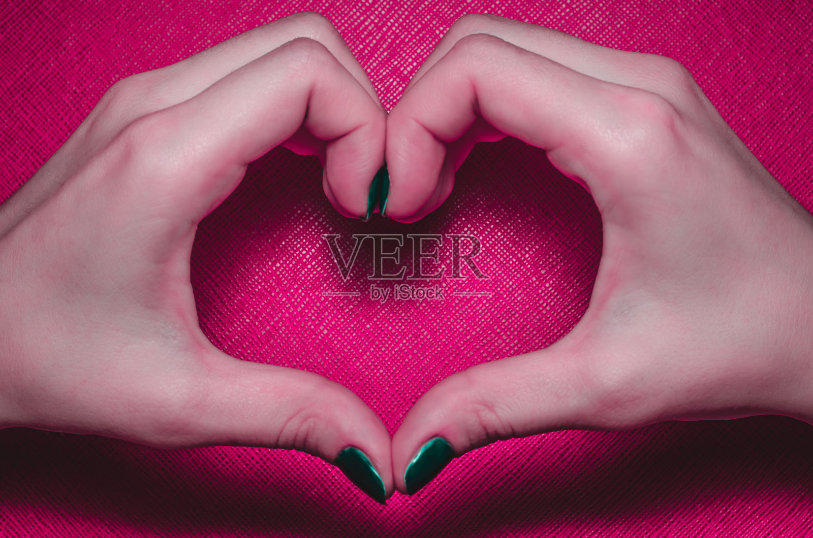 女人的手掌是粉红色的心形照片摄影图片