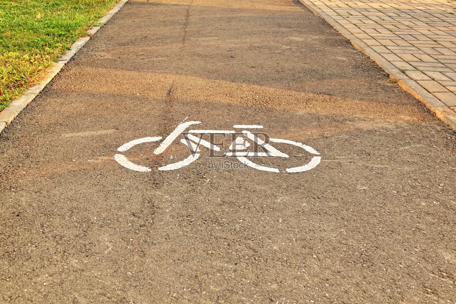 在柏油路上画的白色自行车道标志照片摄影图片