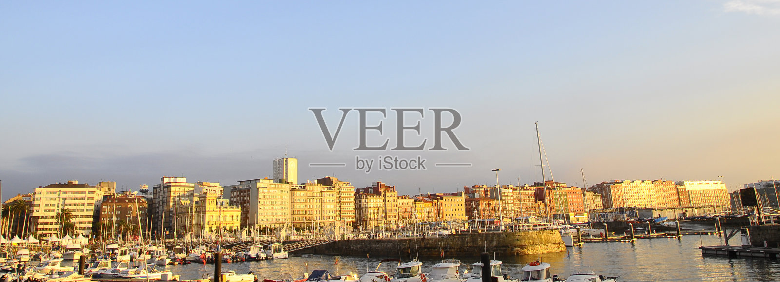 西班牙北部的希洪码头照片摄影图片