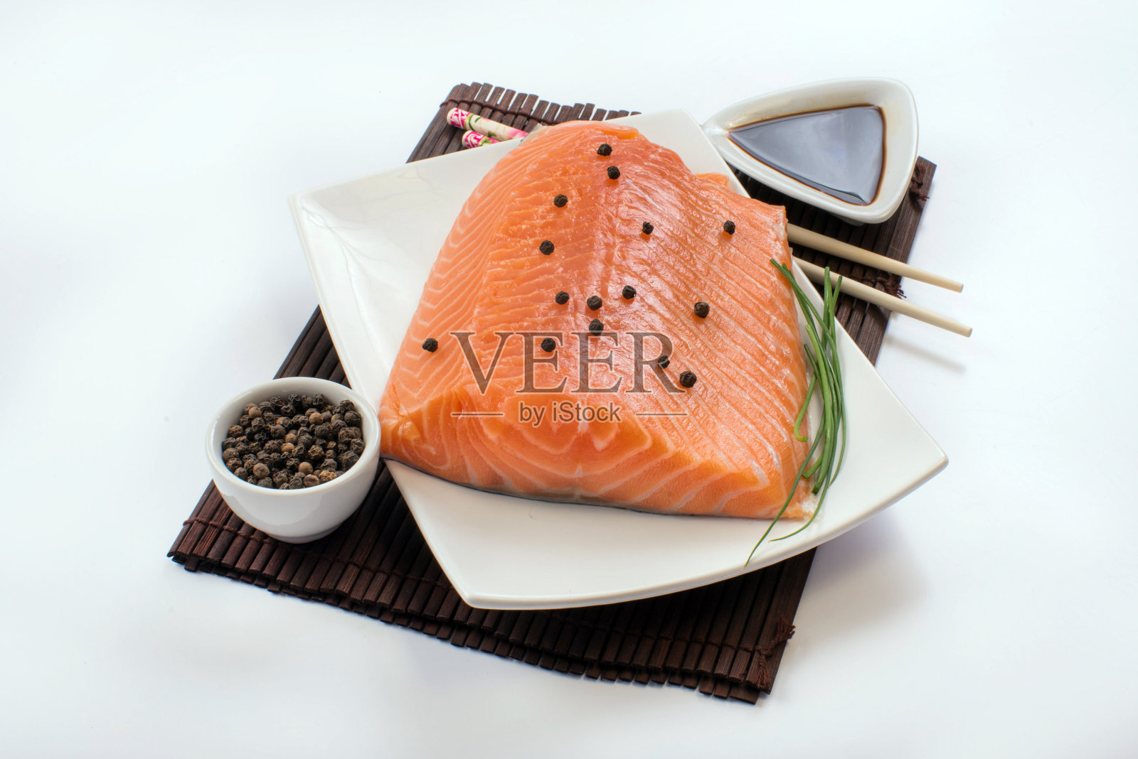 三文鱼片和烧鱼照片摄影图片