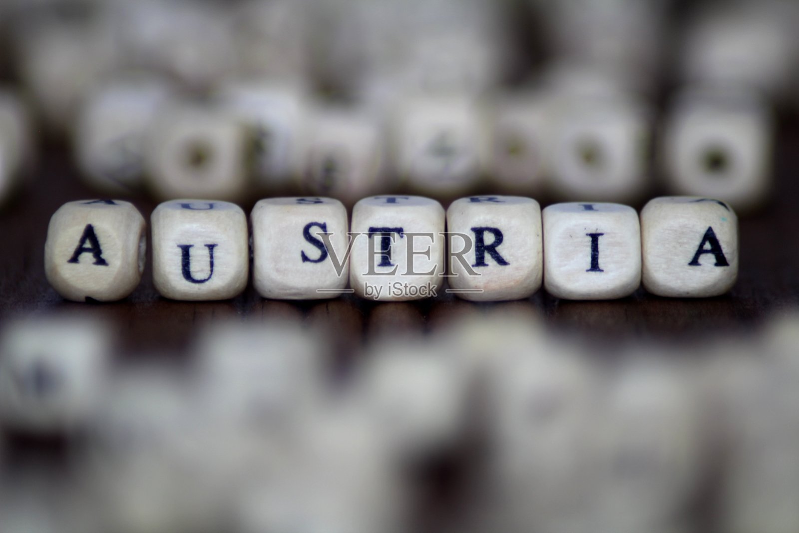 木制背景上的奥地利字照片摄影图片