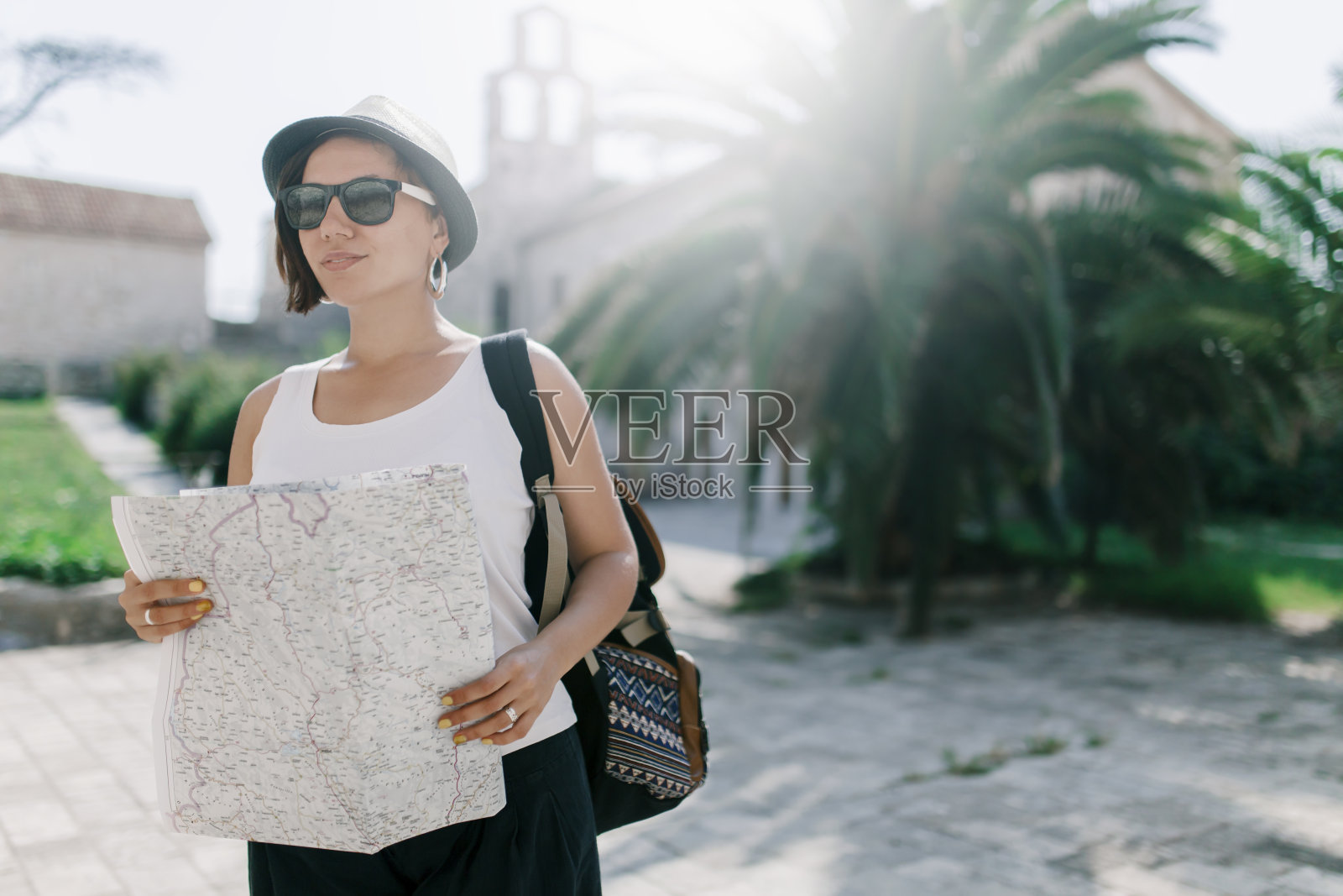 白天带着地图的女人在老城照片摄影图片
