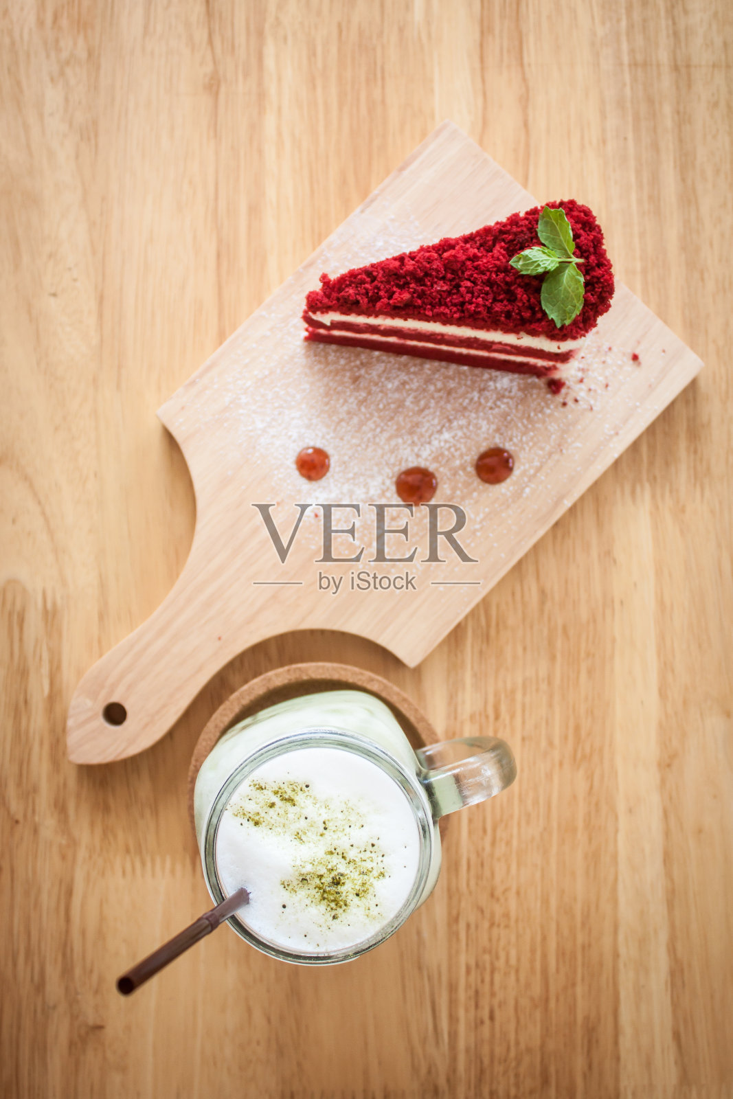 红色天鹅绒蛋糕照片摄影图片