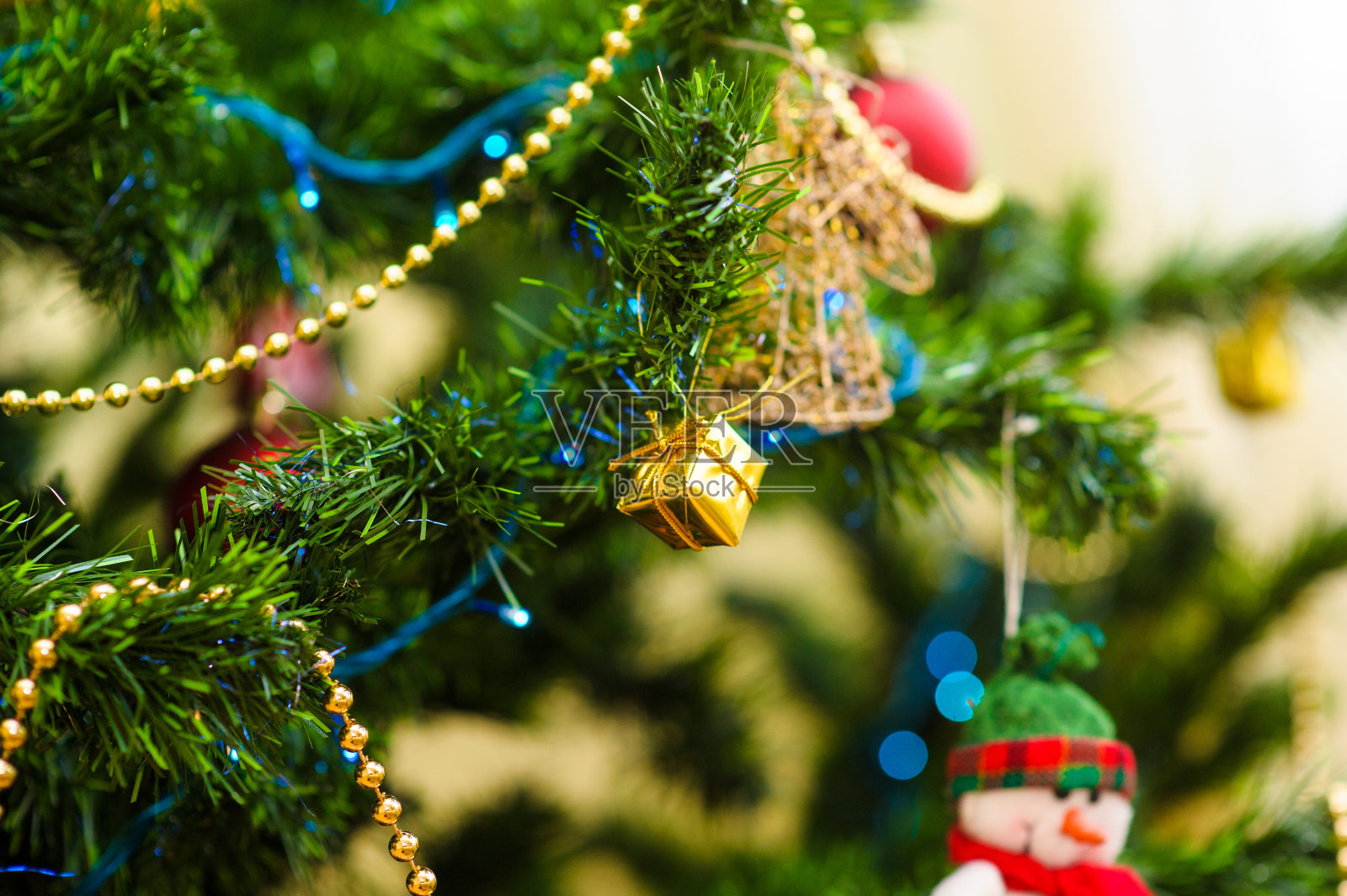 圣诞树上挂着圣诞节和新年的玩具照片摄影图片