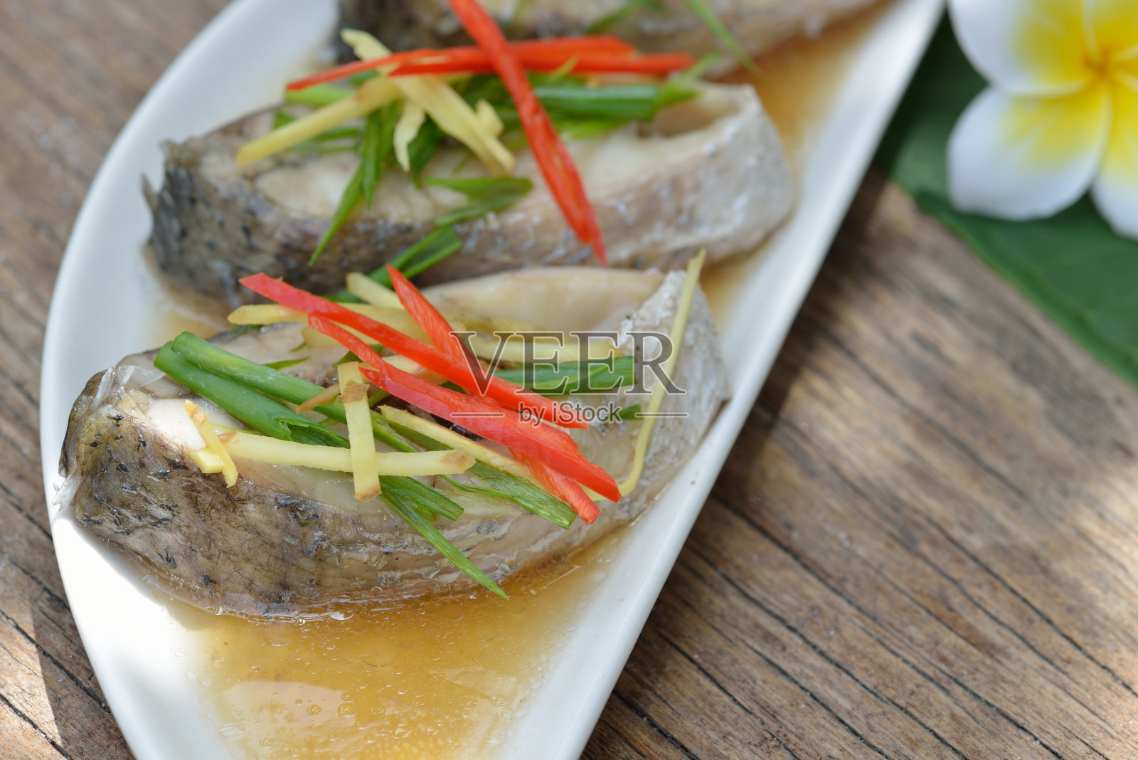 酱油蒸鲷鱼照片摄影图片