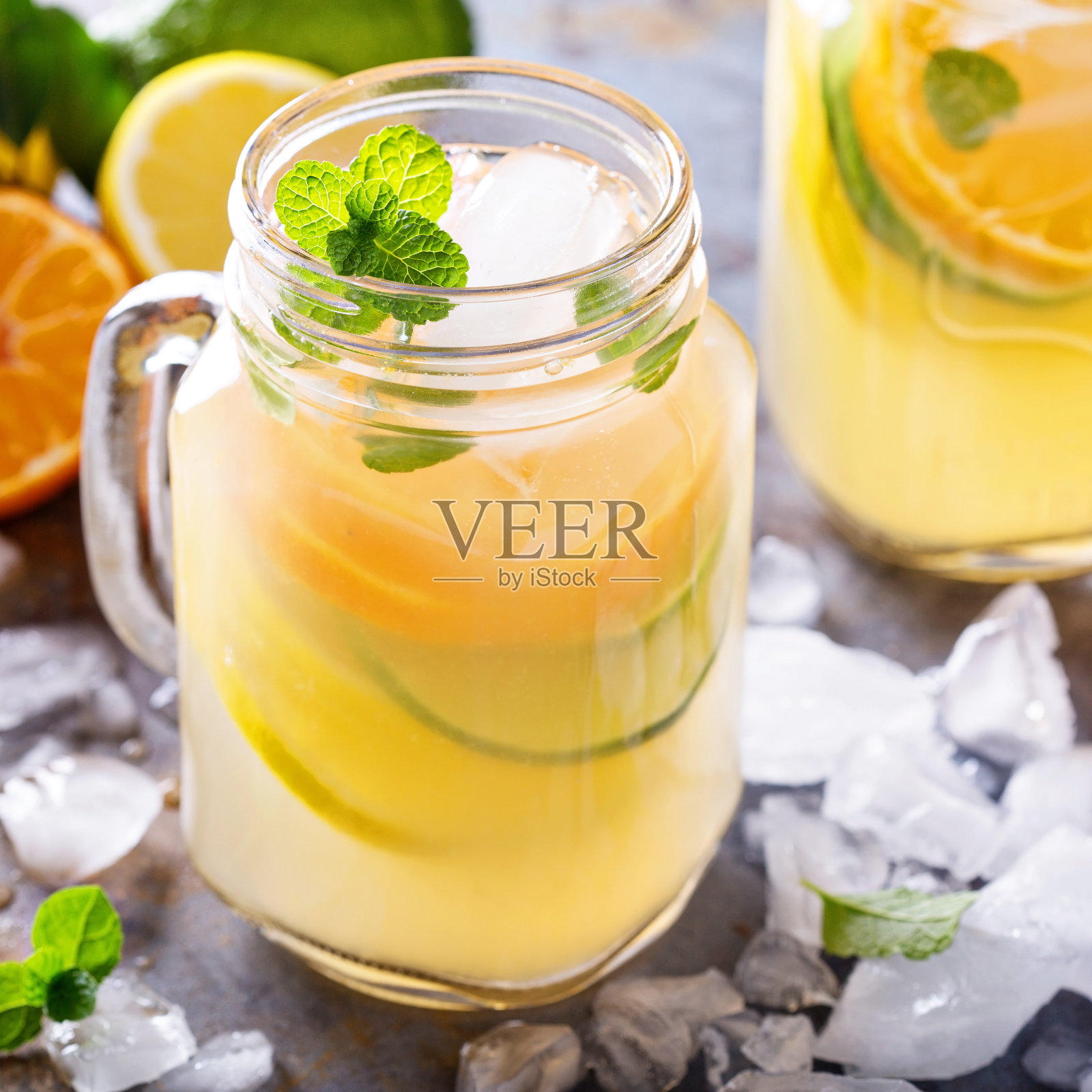 梅森罐中的柑橘水果柠檬水照片摄影图片