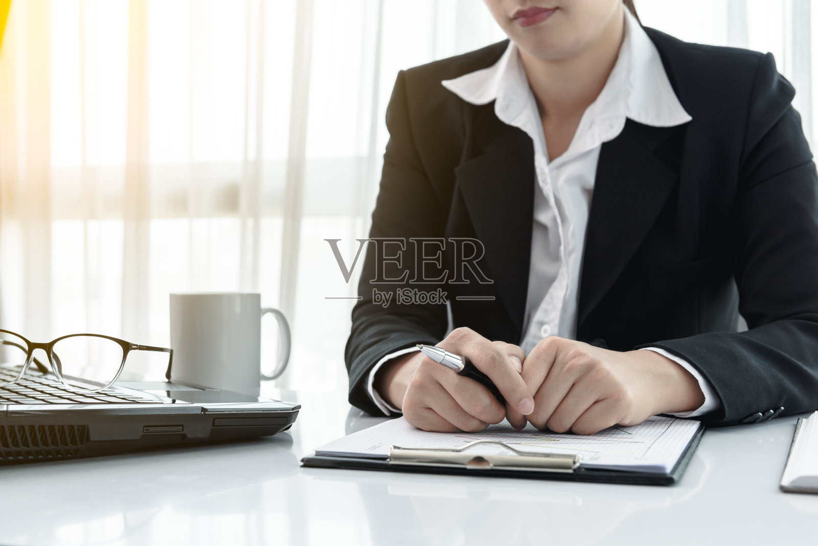 特写女性的手与笔在文件上照片摄影图片