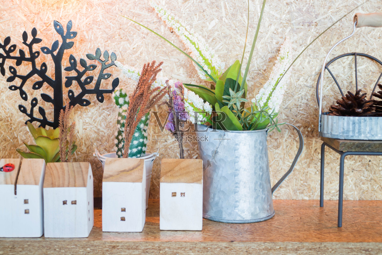 软木架子上装饰着五颜六色的装饰品照片摄影图片