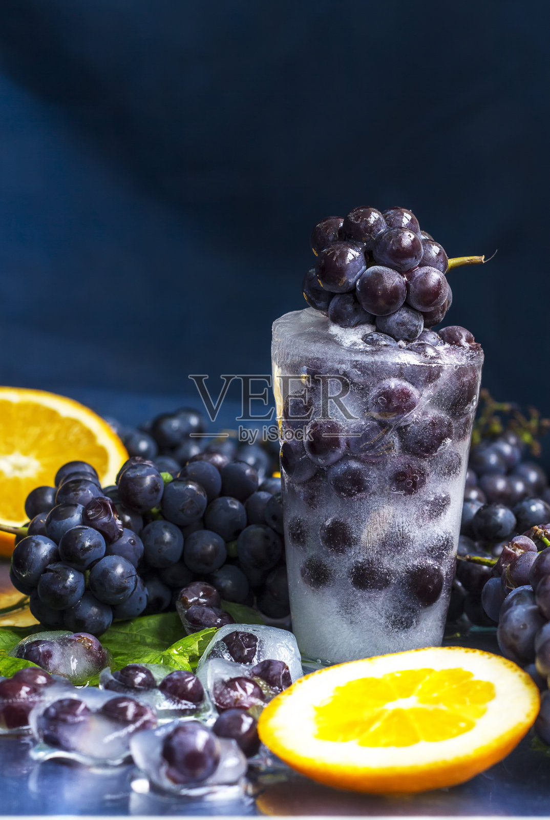 冰冻葡萄在冰与橙色特写照片摄影图片