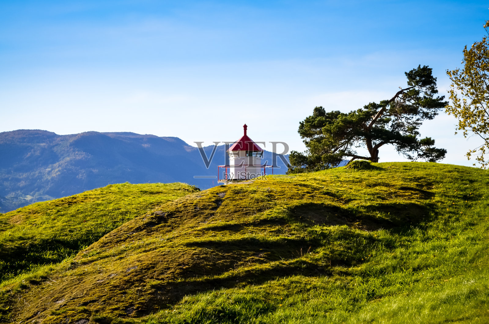 秋季挪威峡湾的小灯塔照片摄影图片
